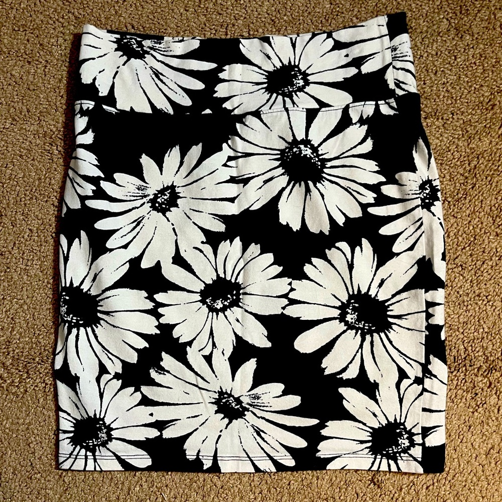 B/W Floral Skirt Bodycon Fit
